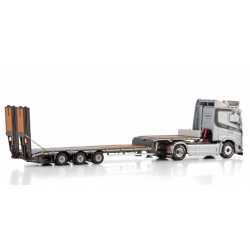 BECATRANS BV VOLVO FH5 SLEEPER CAB 4X2 SEMI LOW LOADER WITH RAMPS - 3 AXLE
