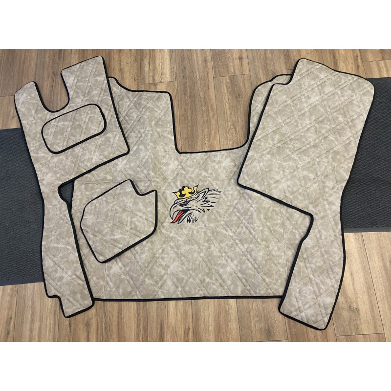 Tapis Capot Moteur Scania NG cabine R passager strapontin gamme Deluxe sabbia gaufré broderie noire Tapis Capot Moteur Scania NG cabine R passager strapontin gamme Deluxe sabbia gaufré broderie noire
