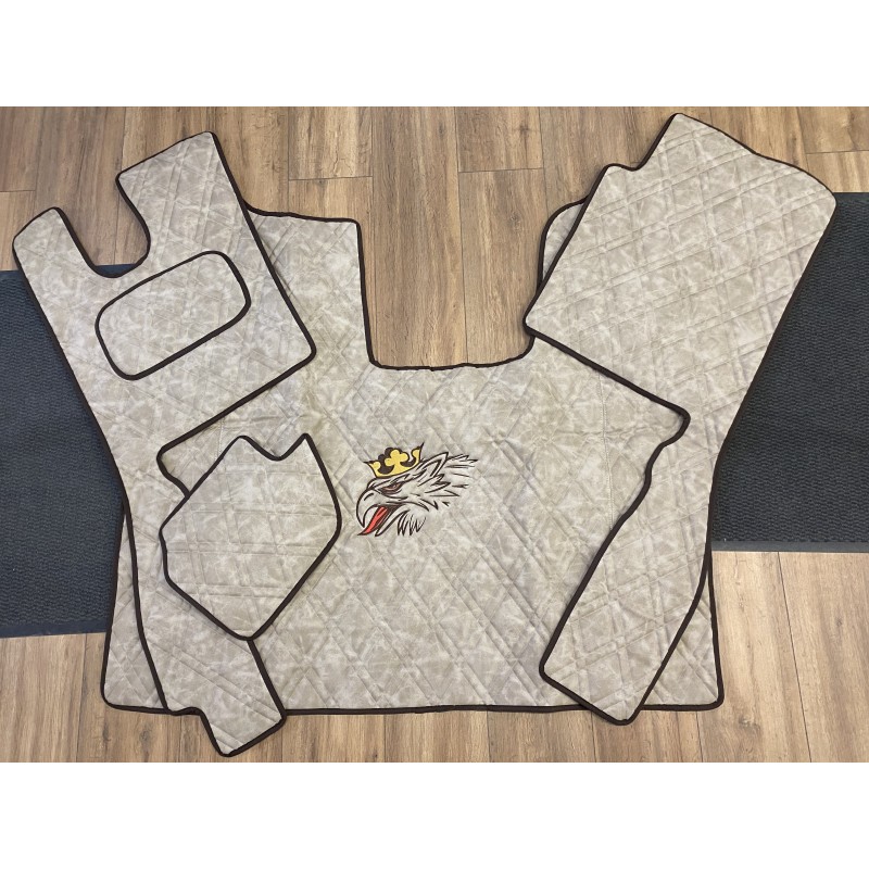 Tapis Capot Moteur Scania NG cabine R passager pneumatique gamme Deluxe sabbia gaufré broderie marron Tapis Capot Moteur Scania NG cabine R passager pneumatique gamme Deluxe sabbia gaufré broderie marron