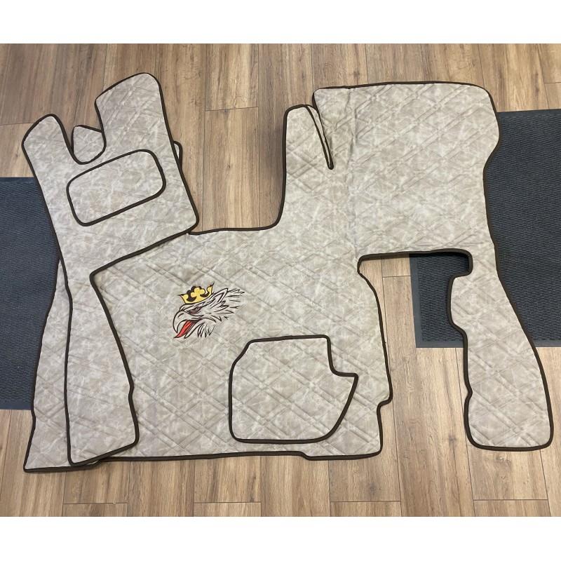 Tapis Capot Moteur Scania NG cabine S passager pneumatique gamme Deluxe sabbia gaufré broderie marron Tapis Capot Moteur Scania NG cabine S passager pneumatique gamme Deluxe sabbia gaufré broderie marron