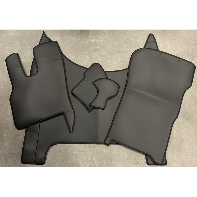 Tapis et Couvre Moteur DAF XF 2022 Lisse Noir Contours Noirs Tapis et Couvre Moteur DAF XF 2022 Lisse Noir Contours Noirs