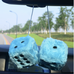 DÉS PELUCHE BLEU CLAIR