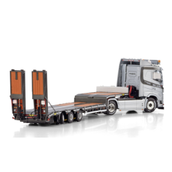 BECATRANS BV VOLVO FH5 SLEEPER CAB 4X2 SEMI LOW LOADER WITH RAMPS - 3 AXLE