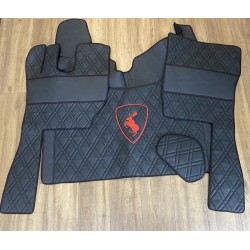 TAPIS CAPOT MOTEUR VOLVO FH4/5 PNEUMATIQUE DELUXE NOIR GAUFRÉ AU MILIEU NOIR DELUXE LISSE SUR LES CÔTÉ LOGO ÉLAN ROUGE