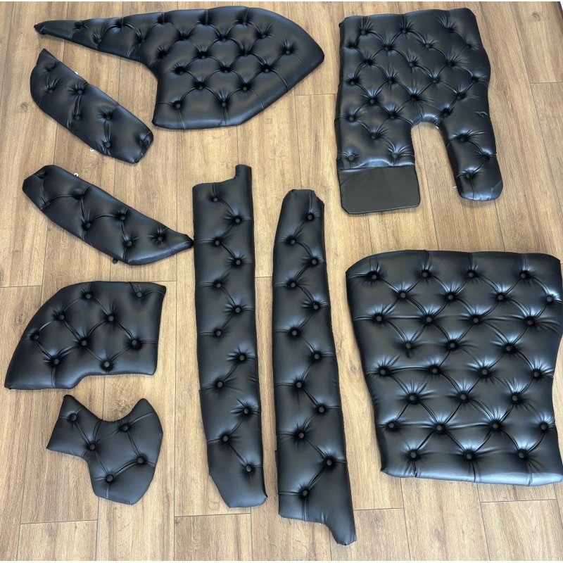 DÉPÔT VENTE - LOT TAPIS CAPITONÉ + PANNEAUX DE PORTES + BAIE DE PARE-BRISE + TAPIS DE TABLETTE FULL NOIR DAF XG PNEUMATIQUE