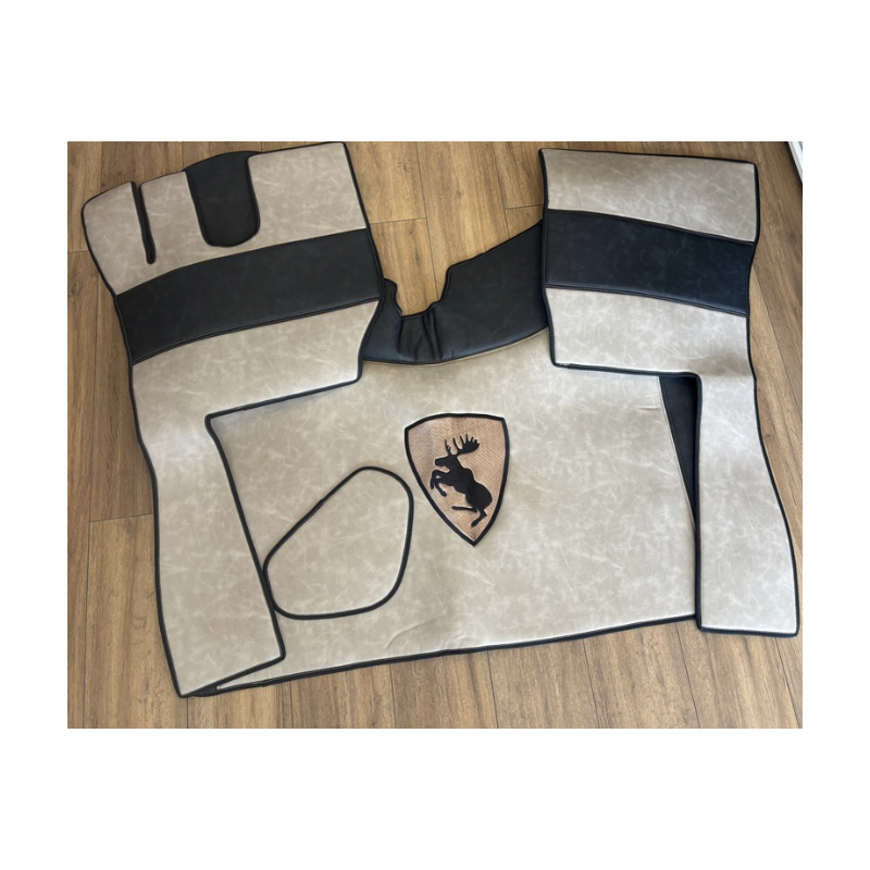 TAPIS CAPOT MOTEUR VOLVO FH4/5 AÉRO PNEUMATIQUE DELUXE SABBIA LISSE AU MILIEU NOIR DELUXE LISSE SUR LES CÔTÉ LOGO ÉLAN NOIR