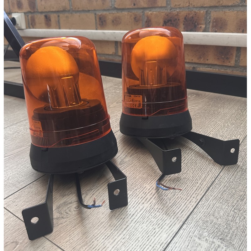 DÉPOT VENTE - LOT DE 2 GYROPHARES D'ORIGINE SCANIA AVEC SUPPORTS - NEUFS