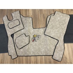 Tapis Capot Moteur Scania NG cabine R passager strapontin gamme Deluxe sabbia gaufré broderie noire