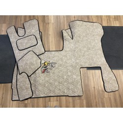 Tapis Capot Moteur Scania NG cabine S passager strapontin gamme Deluxe sabbia gaufré broderie noire